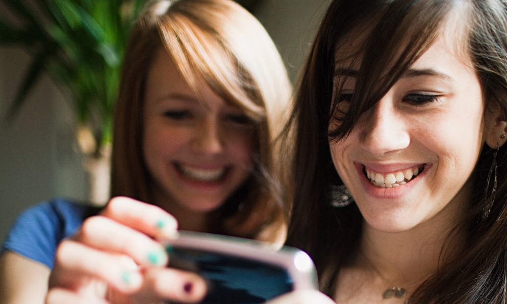 teenagers using smartphone
